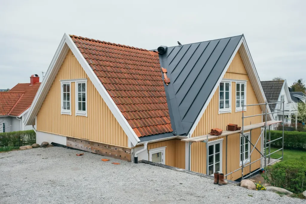 l gga om tegel eller pl ttak s v ljer du r tt l sning f r husets skick budget och livsl ngd