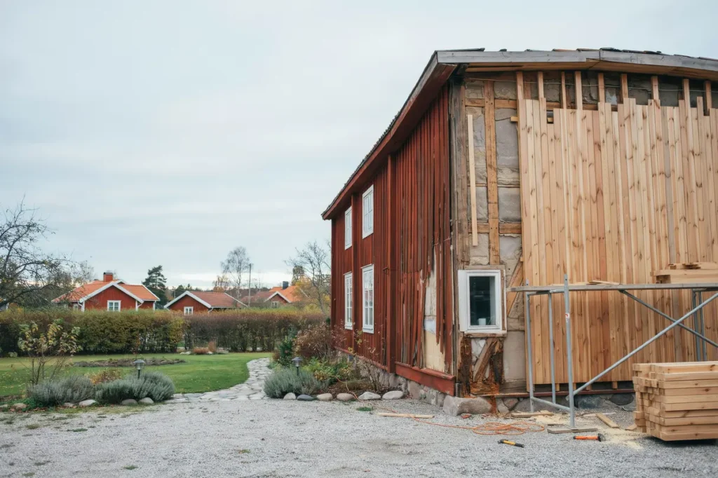 byta panel p huset tecken p r tskador r tt tr slag och smart planering f r en h llbar fasad